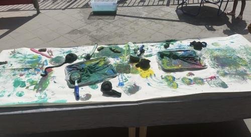 Kliederen met verf en verschillende materialen