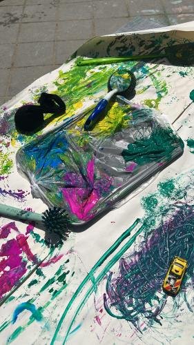 Kliederen met verf en verschillende materialen