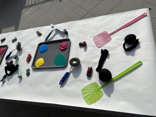 Kliederen met verf en verschillende materialen