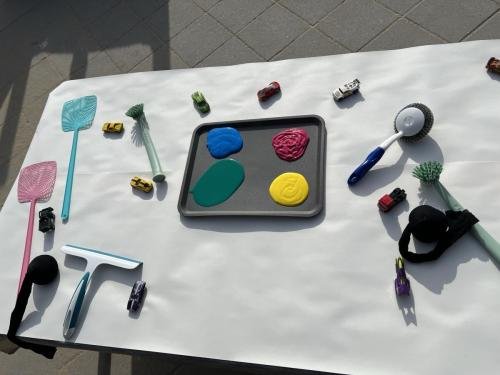 Kliederen met verf en verschillende materialen