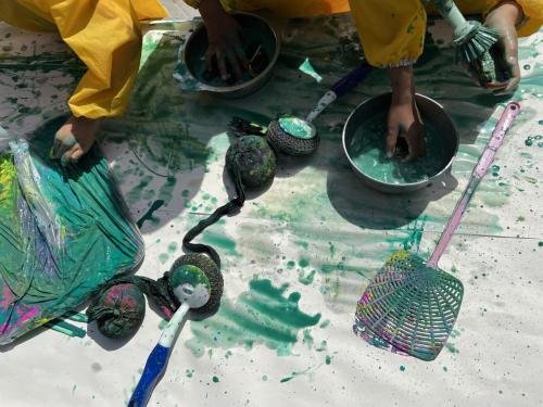 Kliederen met verf en verschillende materialen