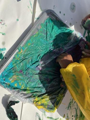 Kliederen met verf en verschillende materialen