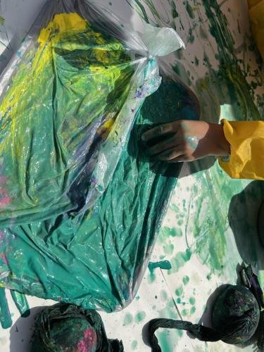 Kliederen met verf en verschillende materialen