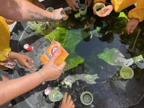 Experimenteren met baking soda en azijn