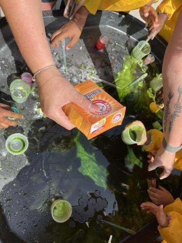 Experimenteren met baking soda en azijn