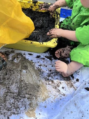 Spelen met aarde, zand en water