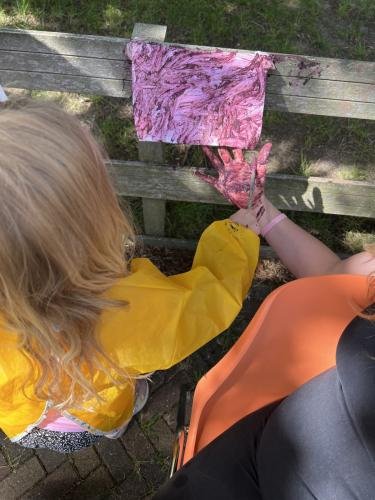 Mama krijgt ook vieze handjes!