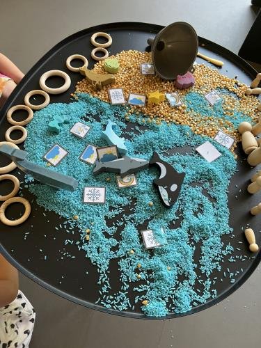 Spelen met gekleurde rijst en mais