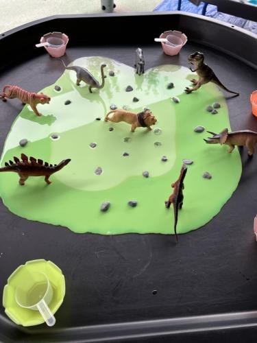 Oobleck, maïzena, water en kleurstof