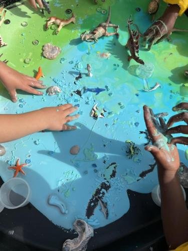 Oobleck, maïzena, water en kleurstof