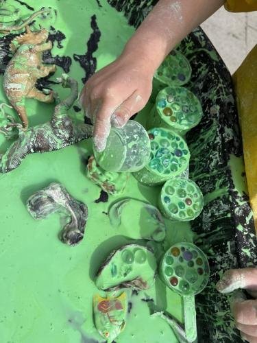 Oobleck, maïzena, water en kleurstof