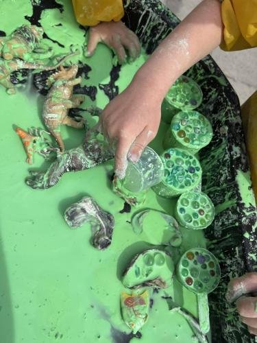 Oobleck, maïzena, water en kleurstof