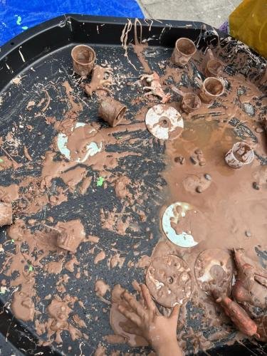 Oobleck, maïzena, water en kleurstof