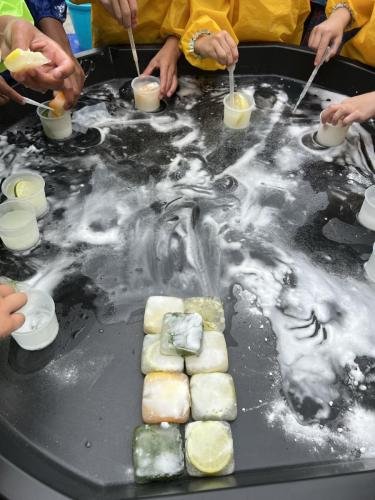 Experimenteren met baking soda en azijn