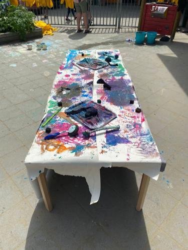 Kliederen met verf en verschillende materialen