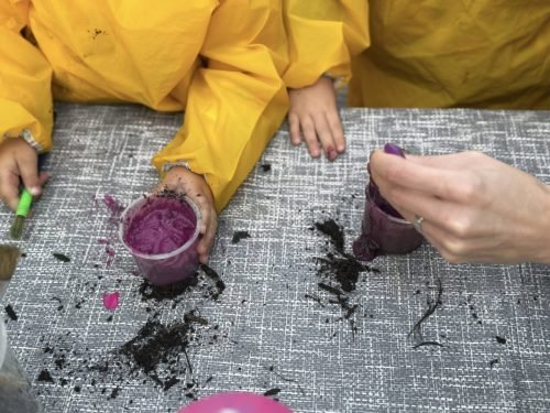 Samen modderverf maken