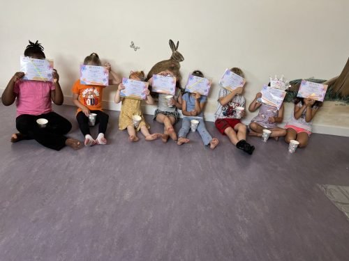 Groepsfoto met diploma