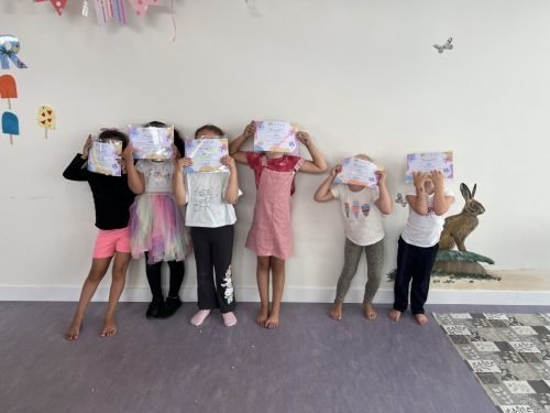 Groepsfoto met diploma